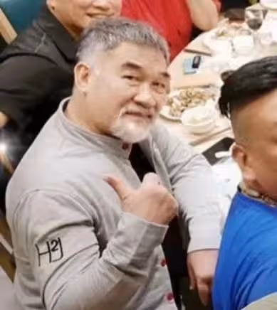 港圈戲骨齊聚內地喝酒！梁家仁鬍鬚全白，尹天照滿頭黑髮顯年輕