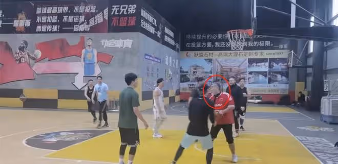 港圈戲骨齊聚內地喝酒！梁家仁鬍鬚全白，尹天照滿頭黑髮顯年輕