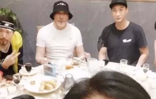港圈戲骨齊聚內地喝酒！梁家仁鬍鬚全白，尹天照滿頭黑髮顯年輕