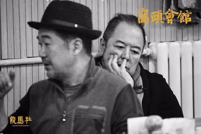 郭麒麟緋聞後首露面！發福明顯顏值下跌，探班郭德綱父子倆太相似