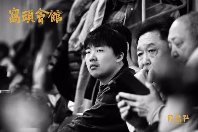 郭麒麟緋聞後首露面！發福明顯顏值下跌，探班郭德綱父子倆太相似