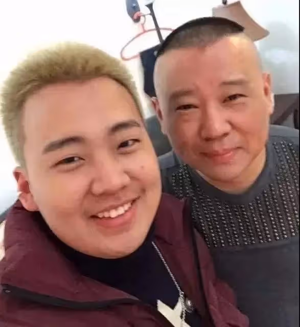 郭麒麟緋聞後首露面！發福明顯顏值下跌，探班郭德綱父子倆太相似