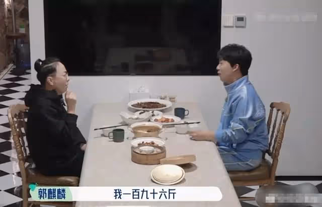郭麒麟緋聞後首露面！發福明顯顏值下跌，探班郭德綱父子倆太相似