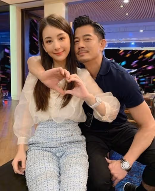 方媛攜倆孩子出門，長女身高猛長眼睛似爸，郭富城陪妻子眉頭緊鎖