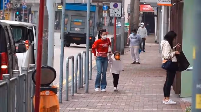 方媛攜倆孩子出門，長女身高猛長眼睛似爸，郭富城陪妻子眉頭緊鎖