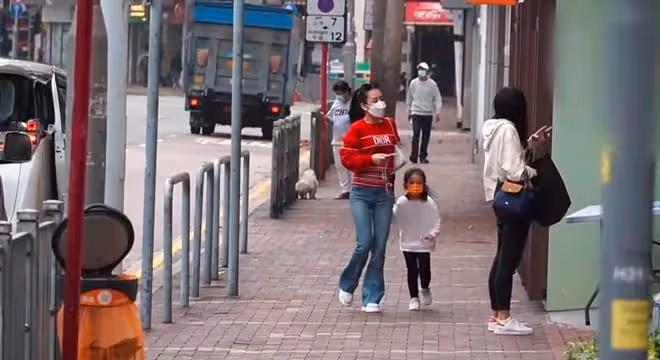 方媛攜倆孩子出門，長女身高猛長眼睛似爸，郭富城陪妻子眉頭緊鎖