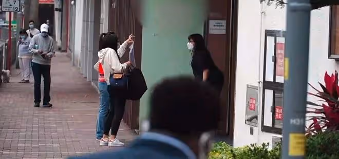 方媛攜倆孩子出門，長女身高猛長眼睛似爸，郭富城陪妻子眉頭緊鎖