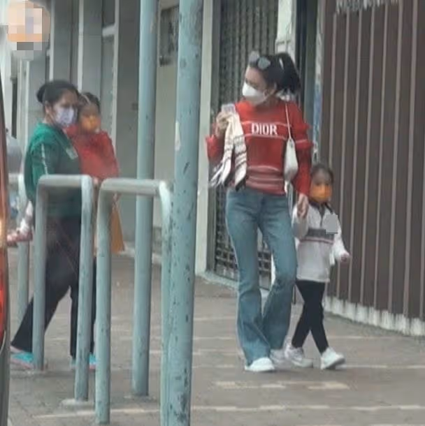 方媛攜倆孩子出門，長女身高猛長眼睛似爸，郭富城陪妻子眉頭緊鎖