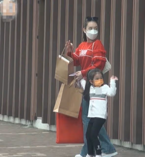方媛攜倆孩子出門，長女身高猛長眼睛似爸，郭富城陪妻子眉頭緊鎖