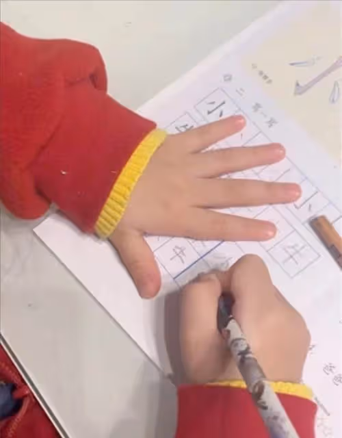 方媛攜倆孩子出門，長女身高猛長眼睛似爸，郭富城陪妻子眉頭緊鎖