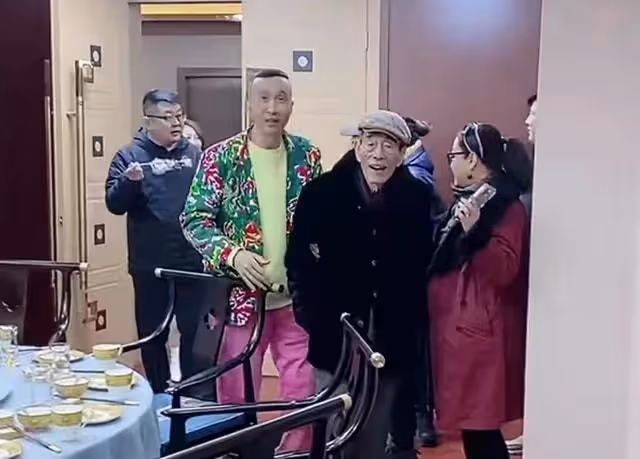 90歲楊少華近況堪憂，表情呆滯說話合不上嘴，瘦到爆青筋要人攙扶