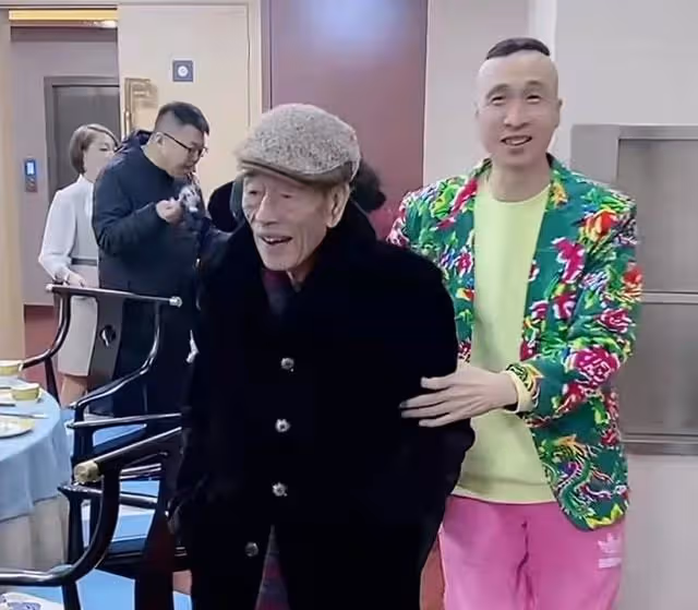 90歲楊少華近況堪憂，表情呆滯說話合不上嘴，瘦到爆青筋要人攙扶