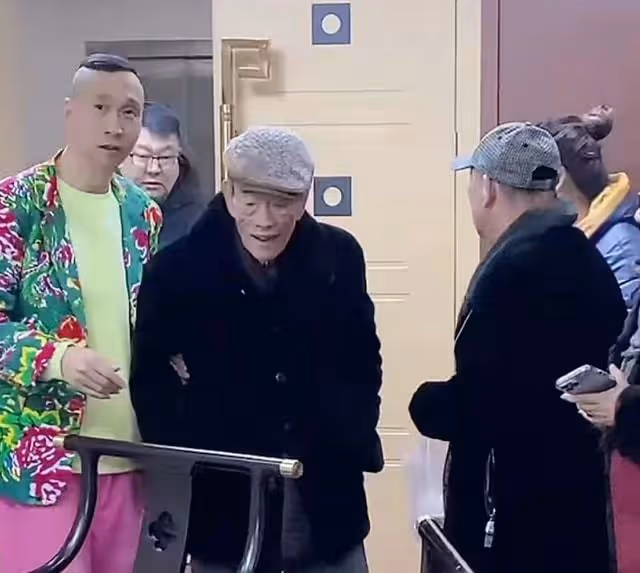 90歲楊少華近況堪憂，表情呆滯說話合不上嘴，瘦到爆青筋要人攙扶