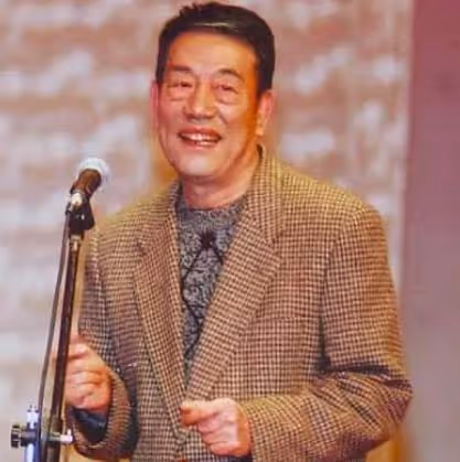 90歲楊少華近況堪憂，表情呆滯說話合不上嘴，瘦到爆青筋要人攙扶
