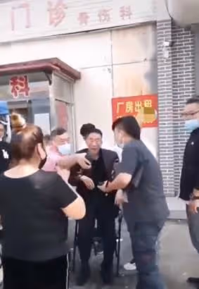 90歲楊少華近況堪憂，表情呆滯說話合不上嘴，瘦到爆青筋要人攙扶