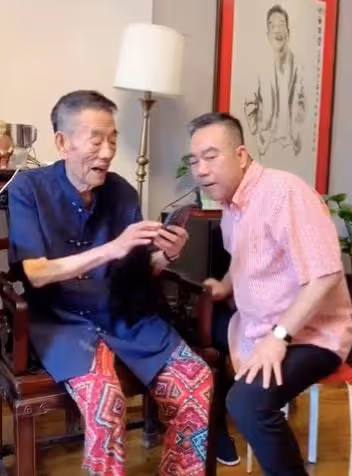 90歲楊少華近況堪憂，表情呆滯說話合不上嘴，瘦到爆青筋要人攙扶