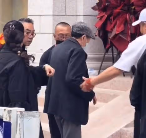 90歲楊少華近況堪憂，表情呆滯說話合不上嘴，瘦到爆青筋要人攙扶