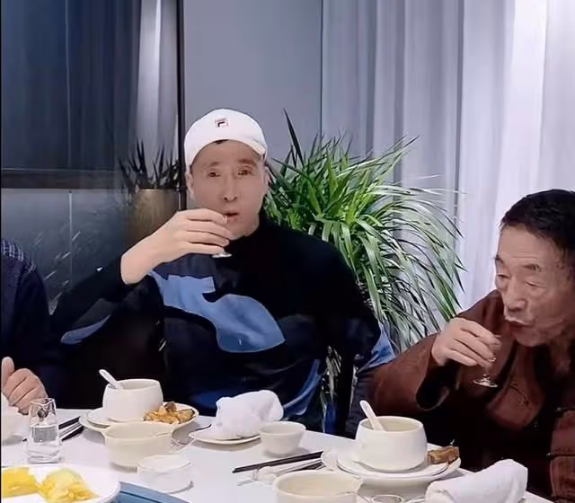 90歲楊少華近況堪憂，表情呆滯說話合不上嘴，瘦到爆青筋要人攙扶