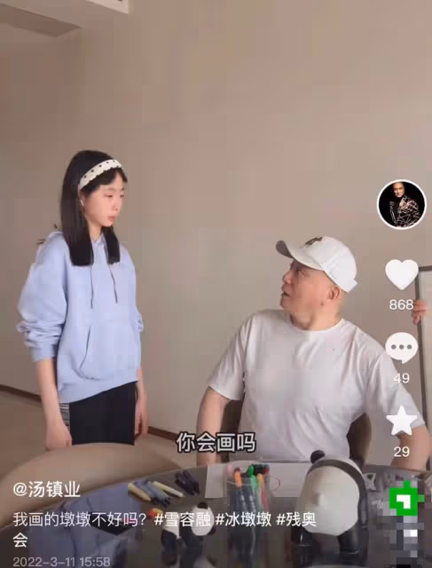 湯鎮業罕曬雙胞胎女兒!戴百元帽肚腩突出,倆姐妹高挑貌美神似媽