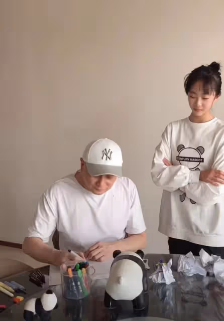 湯鎮業罕曬雙胞胎女兒!戴百元帽肚腩突出,倆姐妹高挑貌美神似媽