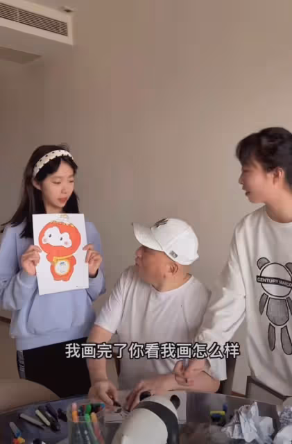 湯鎮業罕曬雙胞胎女兒!戴百元帽肚腩突出,倆姐妹高挑貌美神似媽