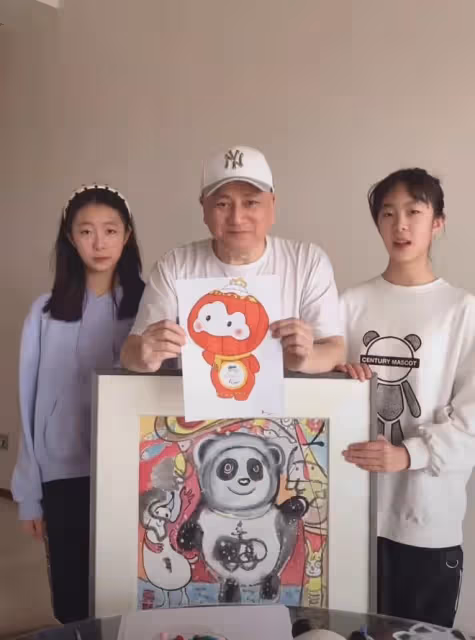 湯鎮業罕曬雙胞胎女兒!戴百元帽肚腩突出,倆姐妹高挑貌美神似媽