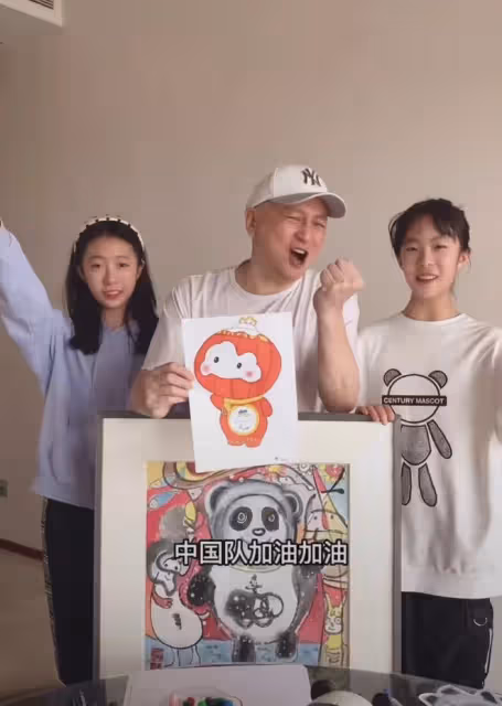 湯鎮業罕曬雙胞胎女兒!戴百元帽肚腩突出,倆姐妹高挑貌美神似媽