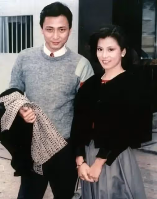 湯鎮業罕曬雙胞胎女兒!戴百元帽肚腩突出,倆姐妹高挑貌美神似媽