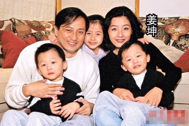 湯鎮業罕曬雙胞胎女兒!戴百元帽肚腩突出,倆姐妹高挑貌美神似媽
