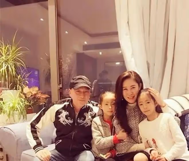 湯鎮業罕曬雙胞胎女兒!戴百元帽肚腩突出,倆姐妹高挑貌美神似媽