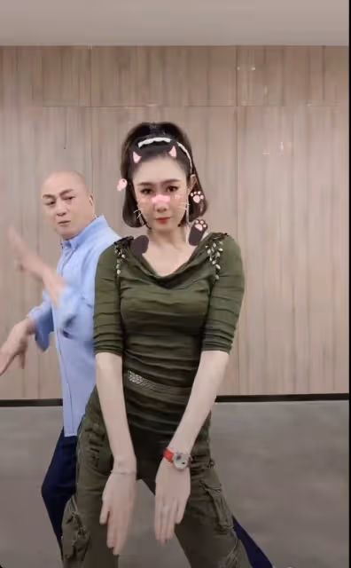 湯鎮業罕曬雙胞胎女兒!戴百元帽肚腩突出,倆姐妹高挑貌美神似媽