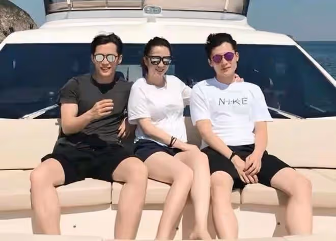 湯鎮業罕曬雙胞胎女兒!戴百元帽肚腩突出,倆姐妹高挑貌美神似媽