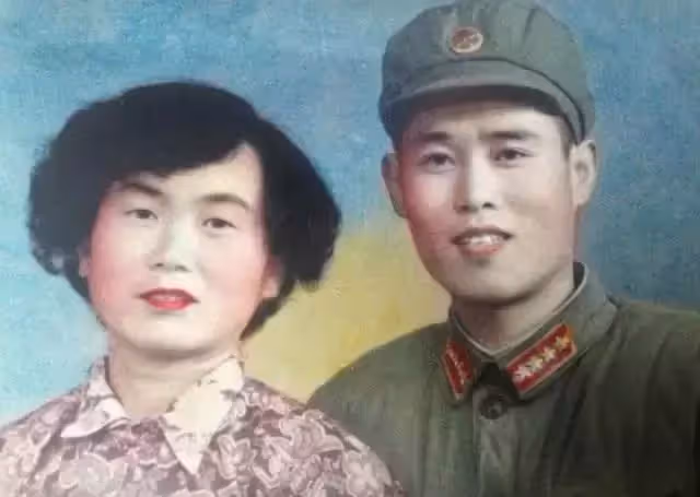 爸你當年怎麼下得了手?女兒驚見「爸媽婚前合照」以為是兄弟 網笑翻「曬更狂父母舊照」:我的天啊