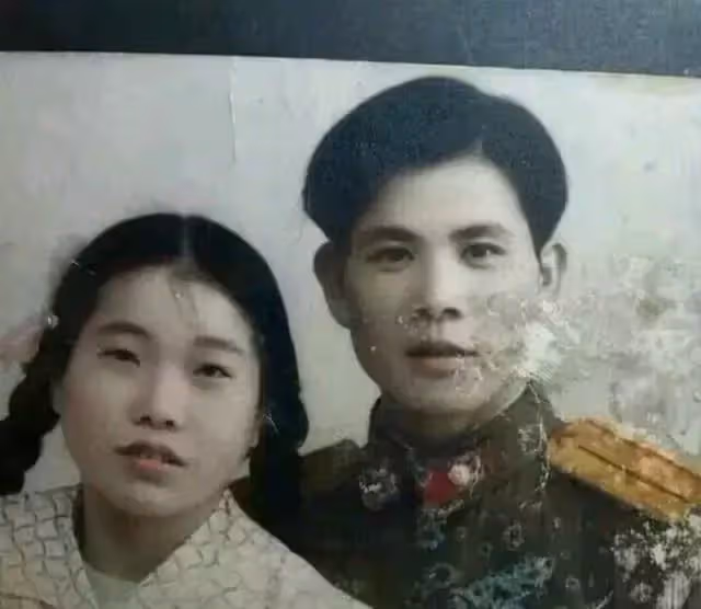 爸你當年怎麼下得了手?女兒驚見「爸媽婚前合照」以為是兄弟 網笑翻「曬更狂父母舊照」:我的天啊