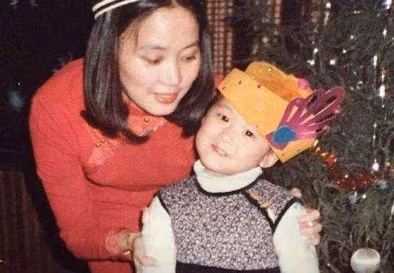 她15歲告白富豪，21歲嫁入億萬豪門，今41歲兒女雙全被寵成小公主