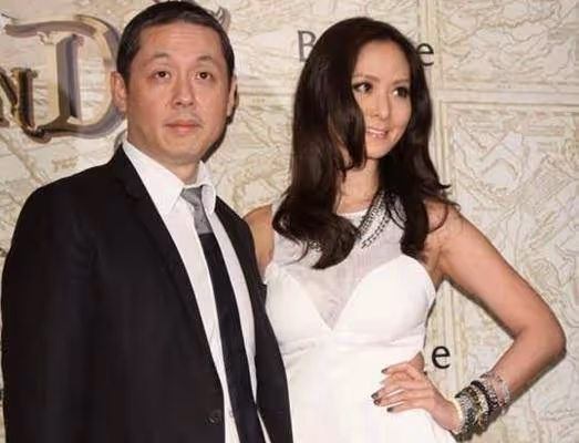 她15歲告白富豪，21歲嫁入億萬豪門，今41歲兒女雙全被寵成小公主
