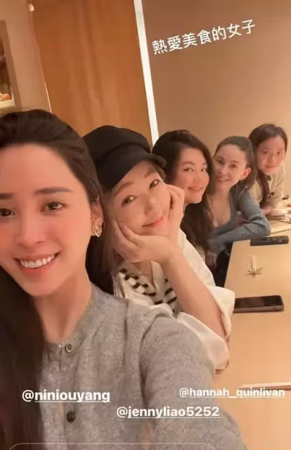 昆淩罕曬甜蜜合照！巧遮孕肚「純素顏」皮膚白皙狀態好，周杰倫「比剪刀手」完全是熱戀既視感