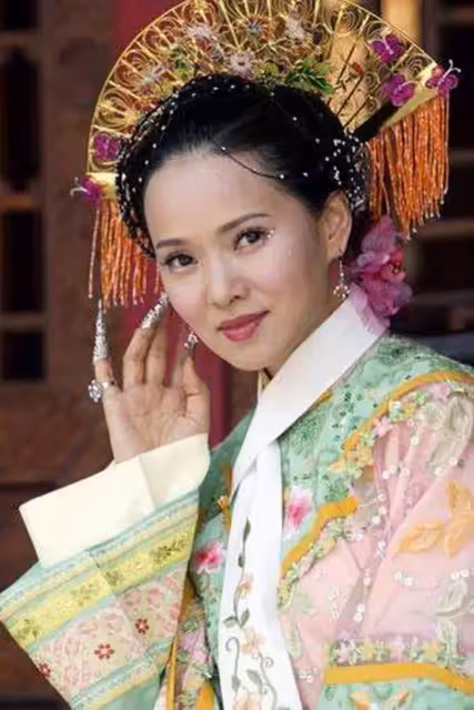 同是滿頭扇子，賈靜雯經典，蔡少芬詭異，蕭薔正面驚艷背後驚嚇