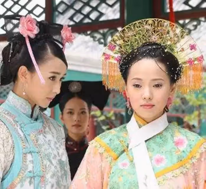 同是滿頭扇子，賈靜雯經典，蔡少芬詭異，蕭薔正面驚艷背後驚嚇