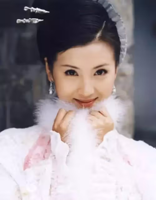 同是滿頭扇子，賈靜雯經典，蔡少芬詭異，蕭薔正面驚艷背後驚嚇