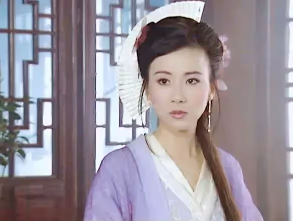 同是滿頭扇子，賈靜雯經典，蔡少芬詭異，蕭薔正面驚艷背後驚嚇