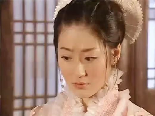 同是滿頭扇子，賈靜雯經典，蔡少芬詭異，蕭薔正面驚艷背後驚嚇