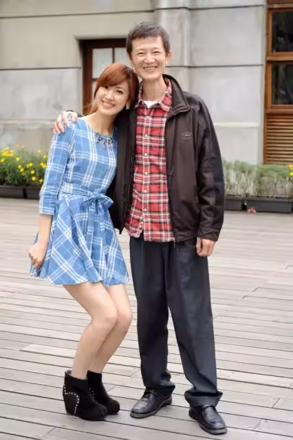 阿西入行40年紅得辛苦！ 遭逼拍戲「老婆生小孩黑衣人堵」女兒同為演員「堅持不幫」：別當靠爸族