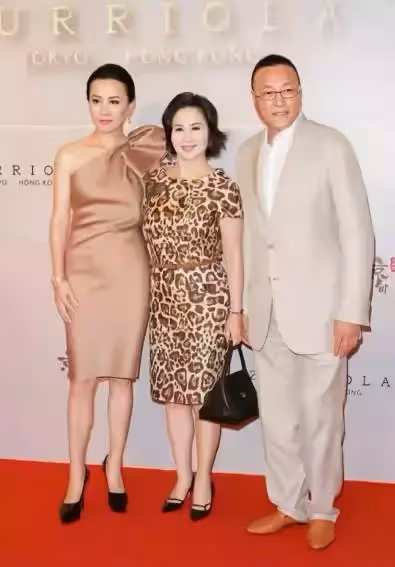 58歲何超瓊終於驚豔,提手袋穿豹紋連衣裙同框劉嘉玲,個頭小卻氣場強大,網友:低調又高貴