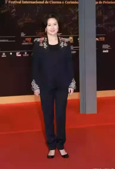58歲何超瓊終於驚豔,提手袋穿豹紋連衣裙同框劉嘉玲,個頭小卻氣場強大,網友:低調又高貴