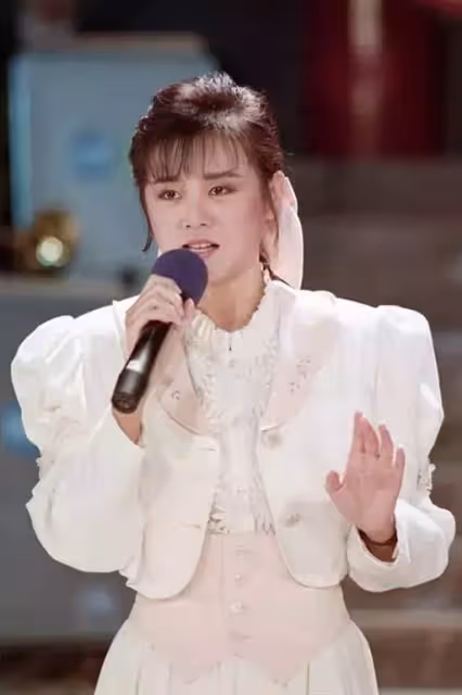 64歲玉女歌手李碧華,風采不減當年,生活低調節儉,10多年的老車還在開