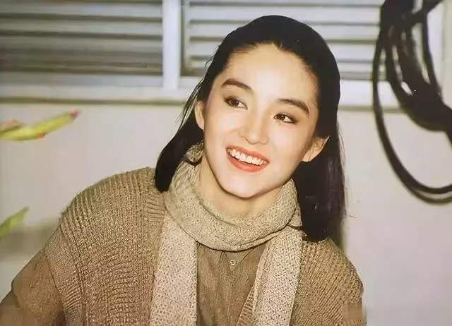 林青霞女兒大氣,邱淑貞女兒清純靚麗, 鐘鎮濤女兒俏皮可愛,看到鄭佩佩女兒,網友:驚豔眾人