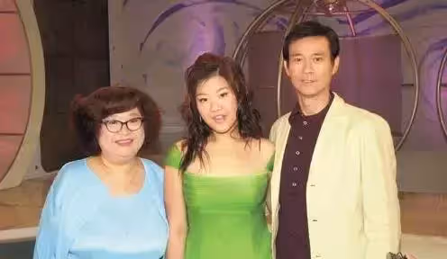林青霞女兒大氣,邱淑貞女兒清純靚麗, 鐘鎮濤女兒俏皮可愛,看到鄭佩佩女兒,網友:驚豔眾人
