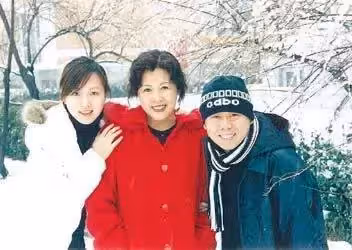 林青霞女兒大氣,邱淑貞女兒清純靚麗, 鐘鎮濤女兒俏皮可愛,看到鄭佩佩女兒,網友:驚豔眾人