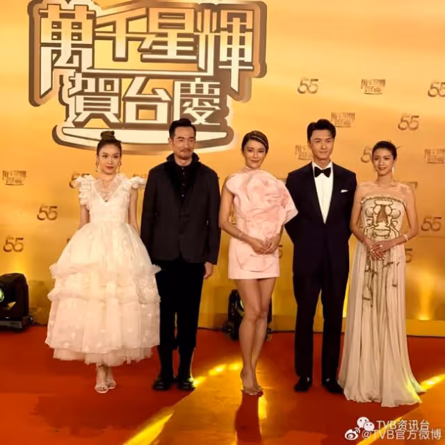 TVB台慶｜王浩信與蔡思貝拖手進場　陳自瑤一人行惹網民不忿